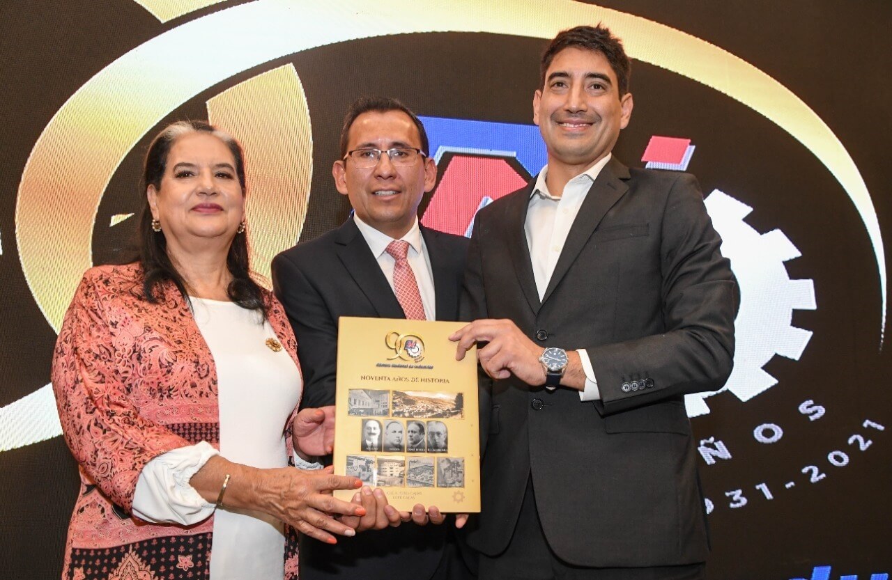 La CNI presenta libro que resume  la historia de la industria boliviana